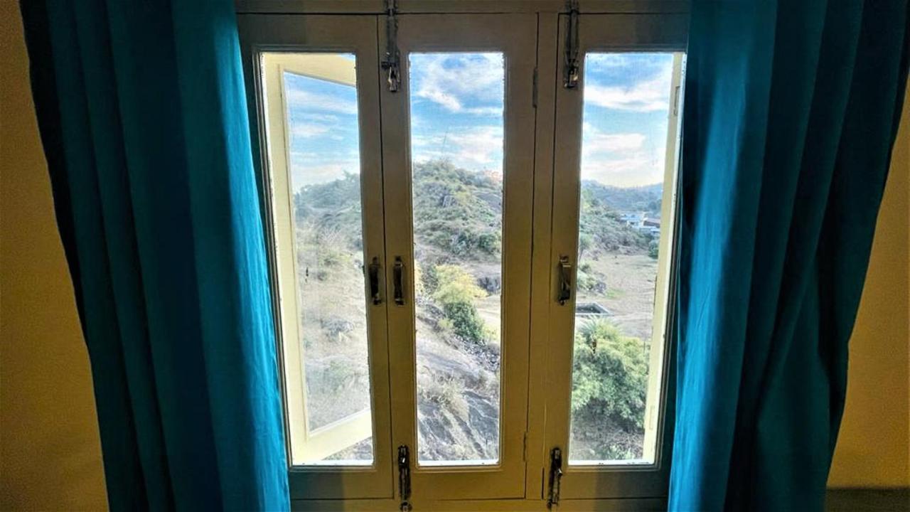 Shikhar Bunglow - A Stunning Valley View Bungalow In Mount Abu Bed and Breakfast Exteriör bild
