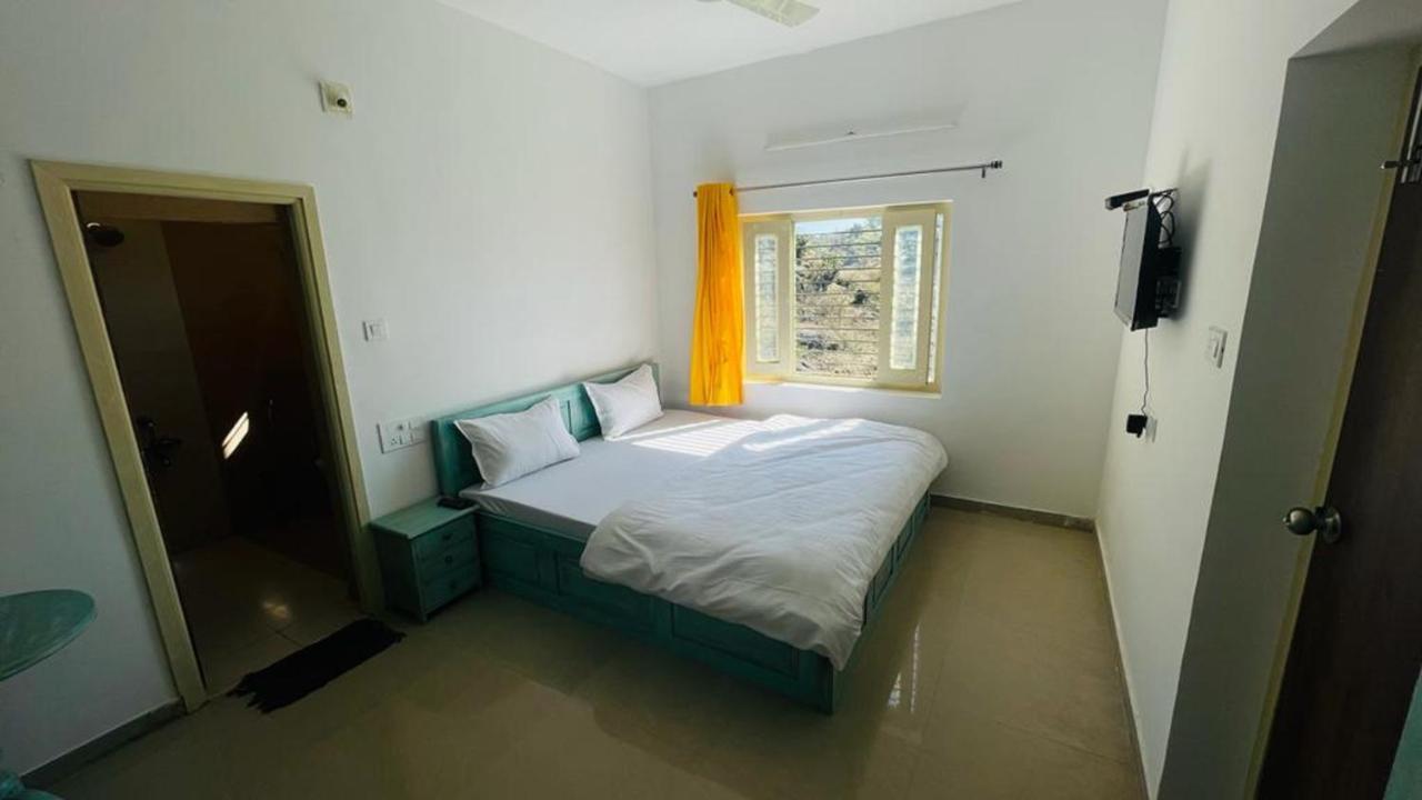 Shikhar Bunglow - A Stunning Valley View Bungalow In Mount Abu Bed and Breakfast Exteriör bild