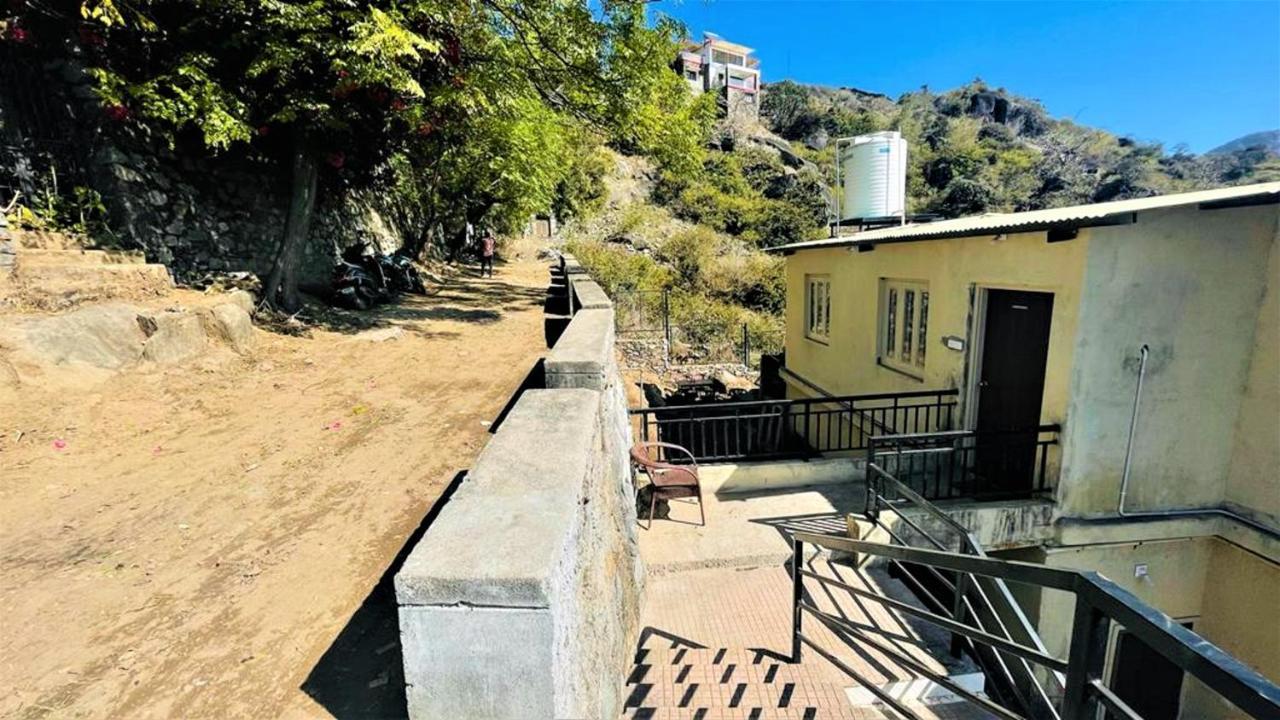 Shikhar Bunglow - A Stunning Valley View Bungalow In Mount Abu Bed and Breakfast Exteriör bild